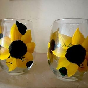 Hand Crafted Sunflowers 4 Stemless Wine Glasses 5 inches tall. Holds 10 oz